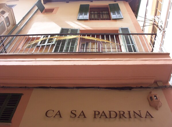 Eine Gebäudefassade mit dem Schild "CA SA PADRINA", das auf ein Geschäft oder eine Einrichtung hinweist.