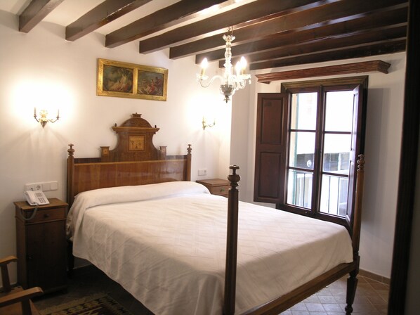 Dobbeltrom | Minibar, safe på rommet, wi-fi (inkludert) og sengetøy