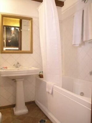 Single Room | Bathroom | Shower, free toiletries, towels