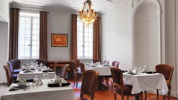 Päivittäinen buffetaamiainen (23 EUR per henkilö)