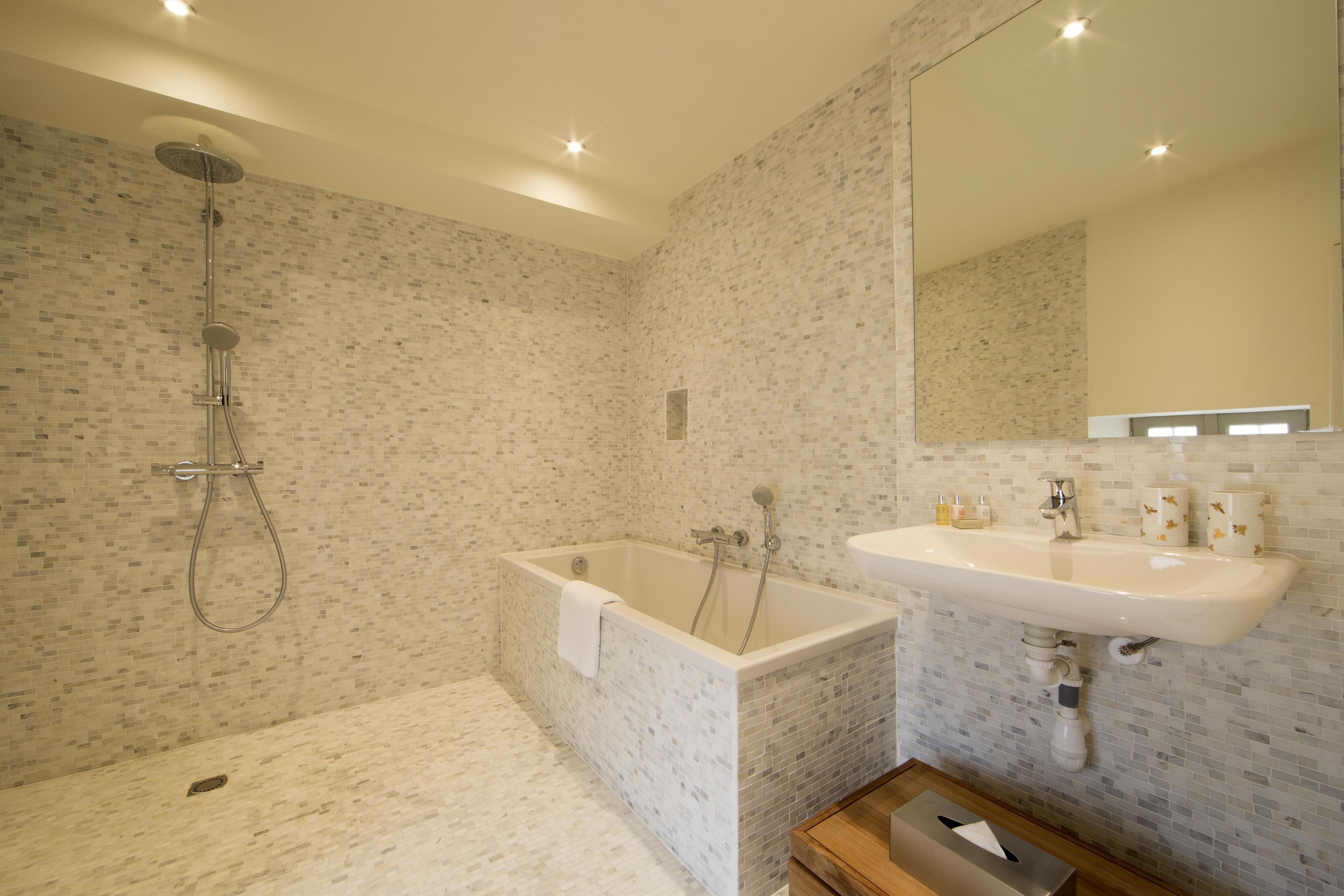 superior room | bathroom | free toiletries, hair dryer, slippers, towels
