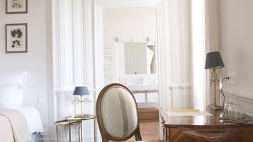 Signature tweepersoonskamer (Prestige) | Luxe beddengoed, een kluis op de kamer, een bureau, gratis wifi