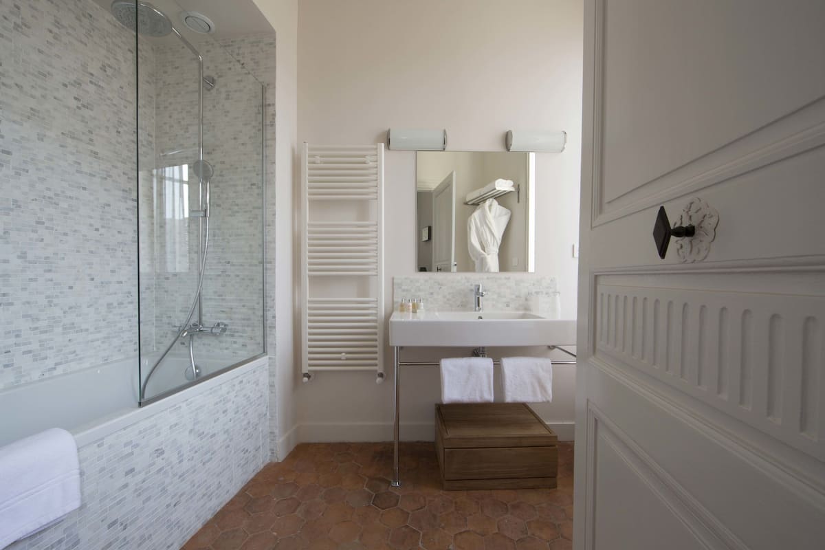 suite (prestige) | bathroom | free toiletries, hair dryer, slippers, towels