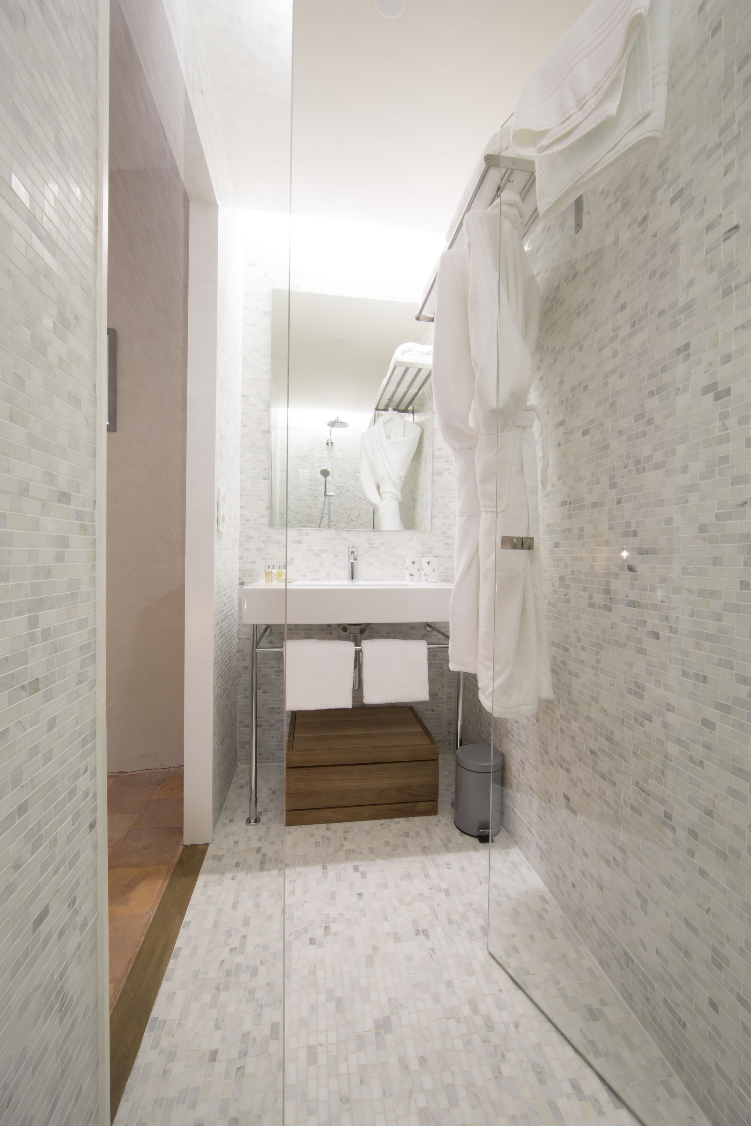 comfort suite | bathroom | free toiletries, hair dryer, slippers, towels