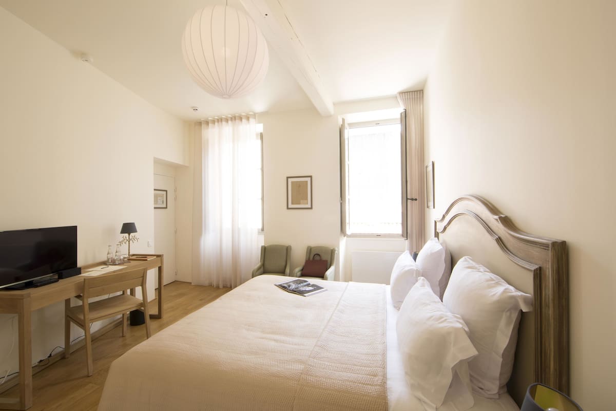 Habitación superior | Ropa de cama de alta calidad y caja de seguridad en la habitación