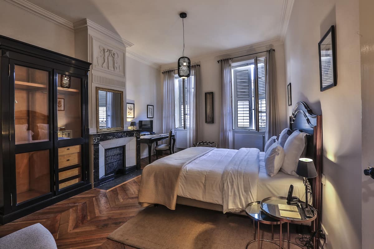 Habitación Deluxe | Ropa de cama de alta calidad y caja de seguridad en la habitación