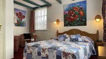 Junior suite, terras, uitzicht op kanaal | Een minibar, een kluis op de kamer, een bureau