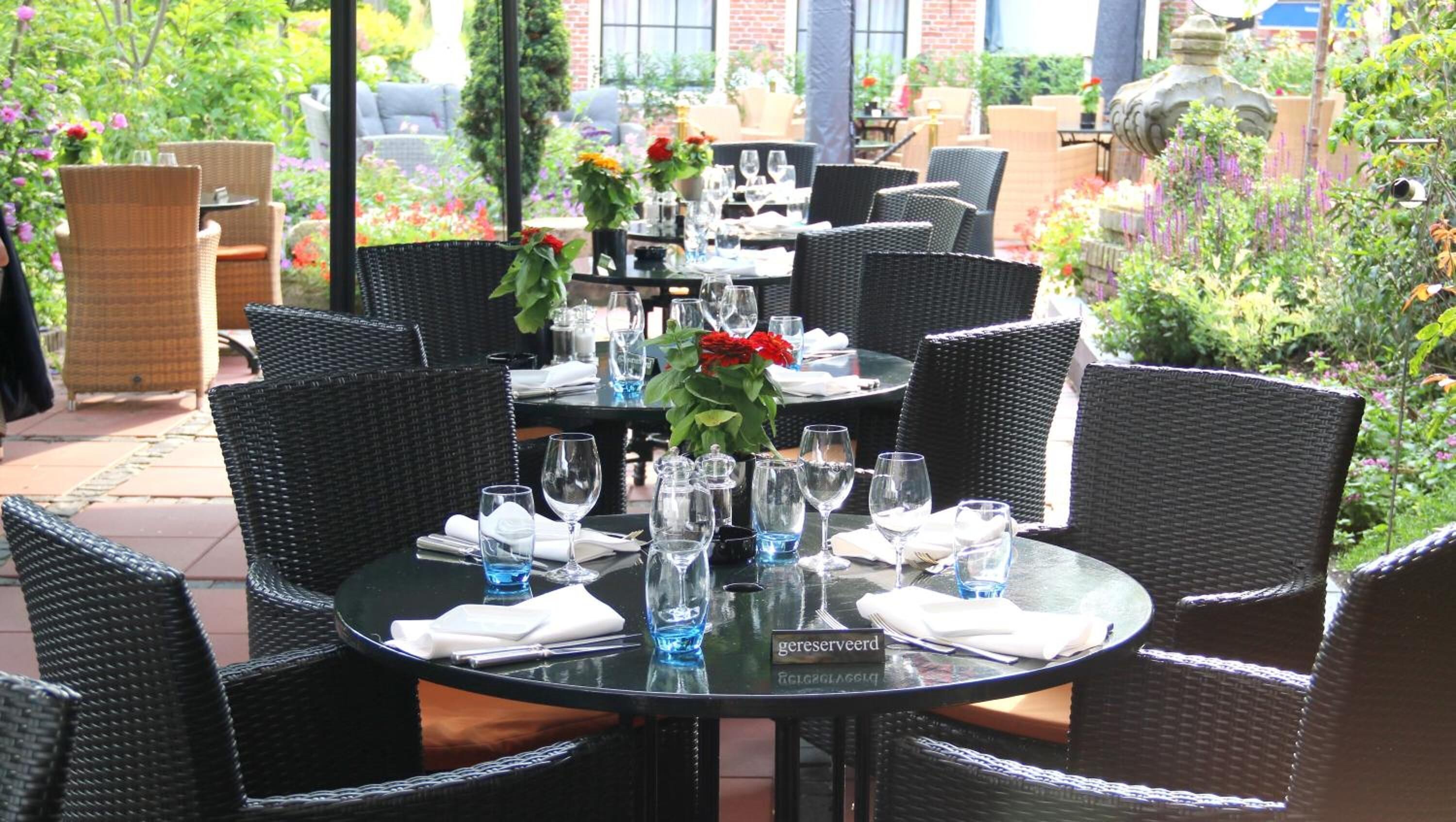 breakfast, lunch and dinner served