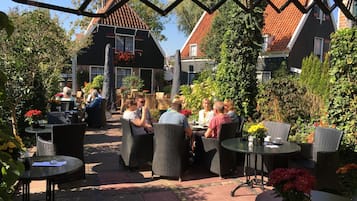 Frukost, lunch och middag serveras
