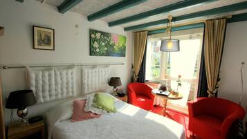 Een minibar, een kluis op de kamer, een bureau