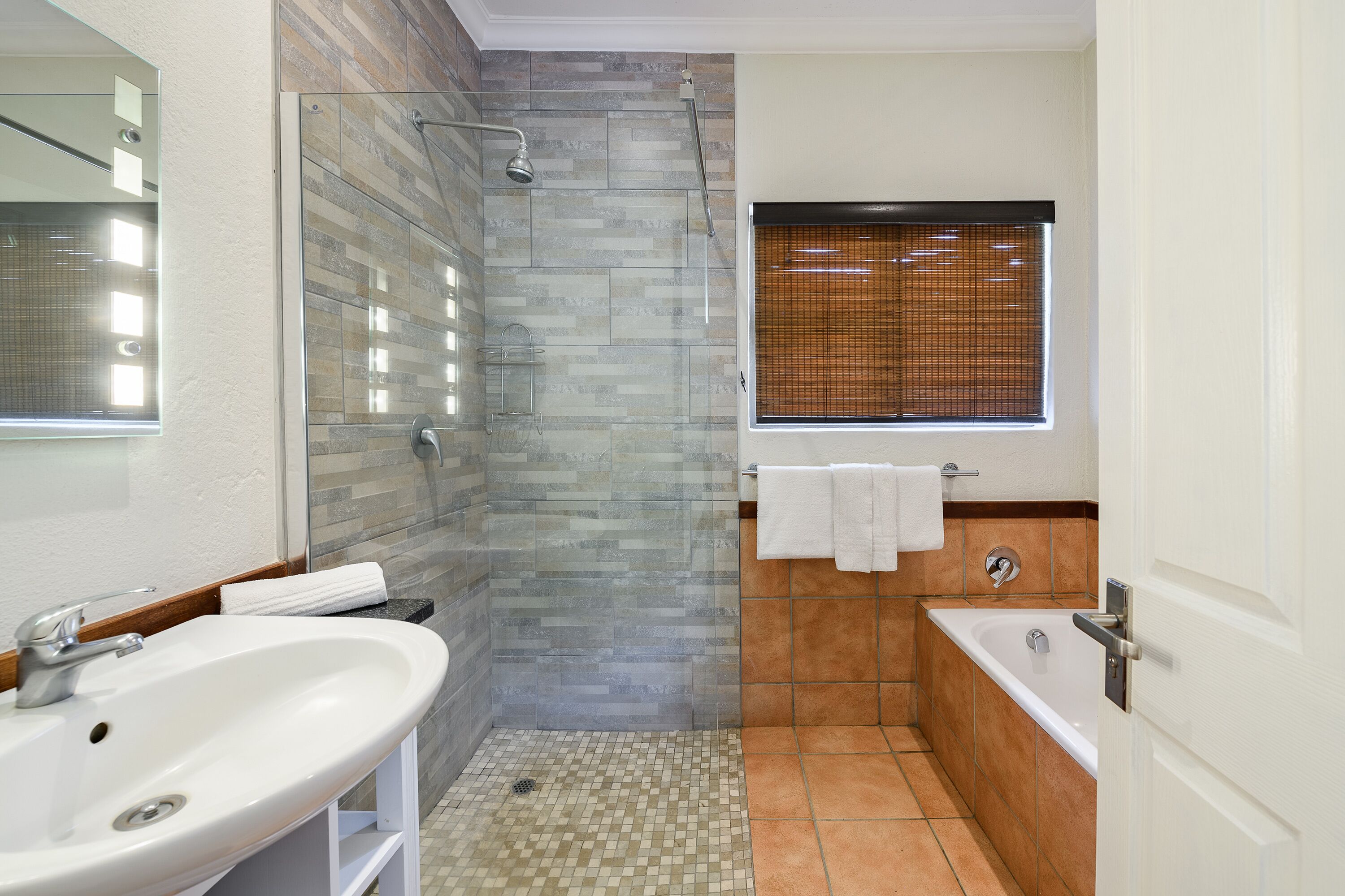 three bedroom apartment with patio | bathroom | towels