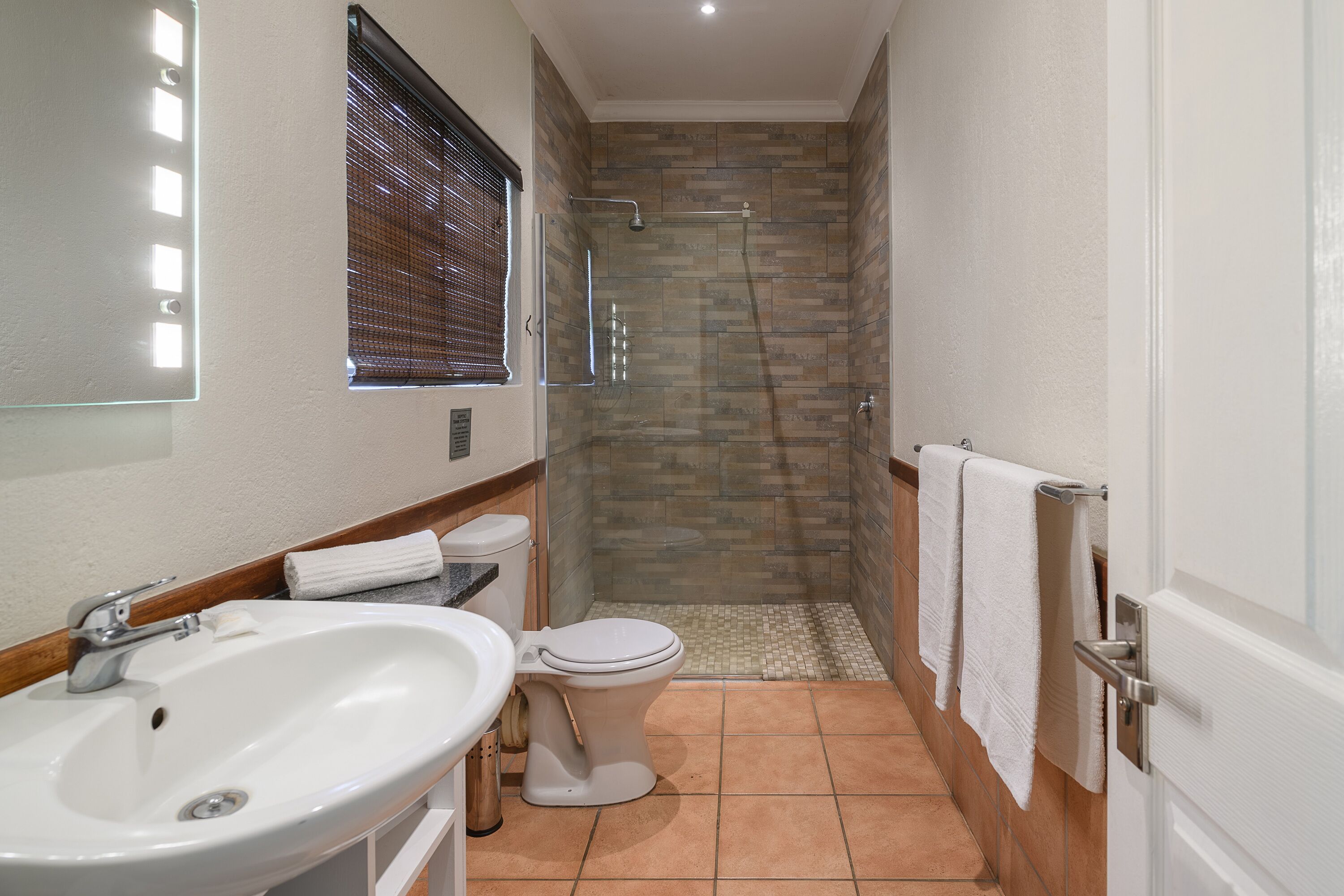 three bedroom apartment with patio | bathroom | towels