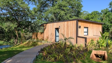 Two Bedroom Riverview Cabin with Splash Pool | Cortinas blackout, roupa de cama