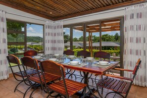 Three Bedroom Chalet with Patio | 飯廳