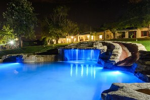 室外泳池；躺椅