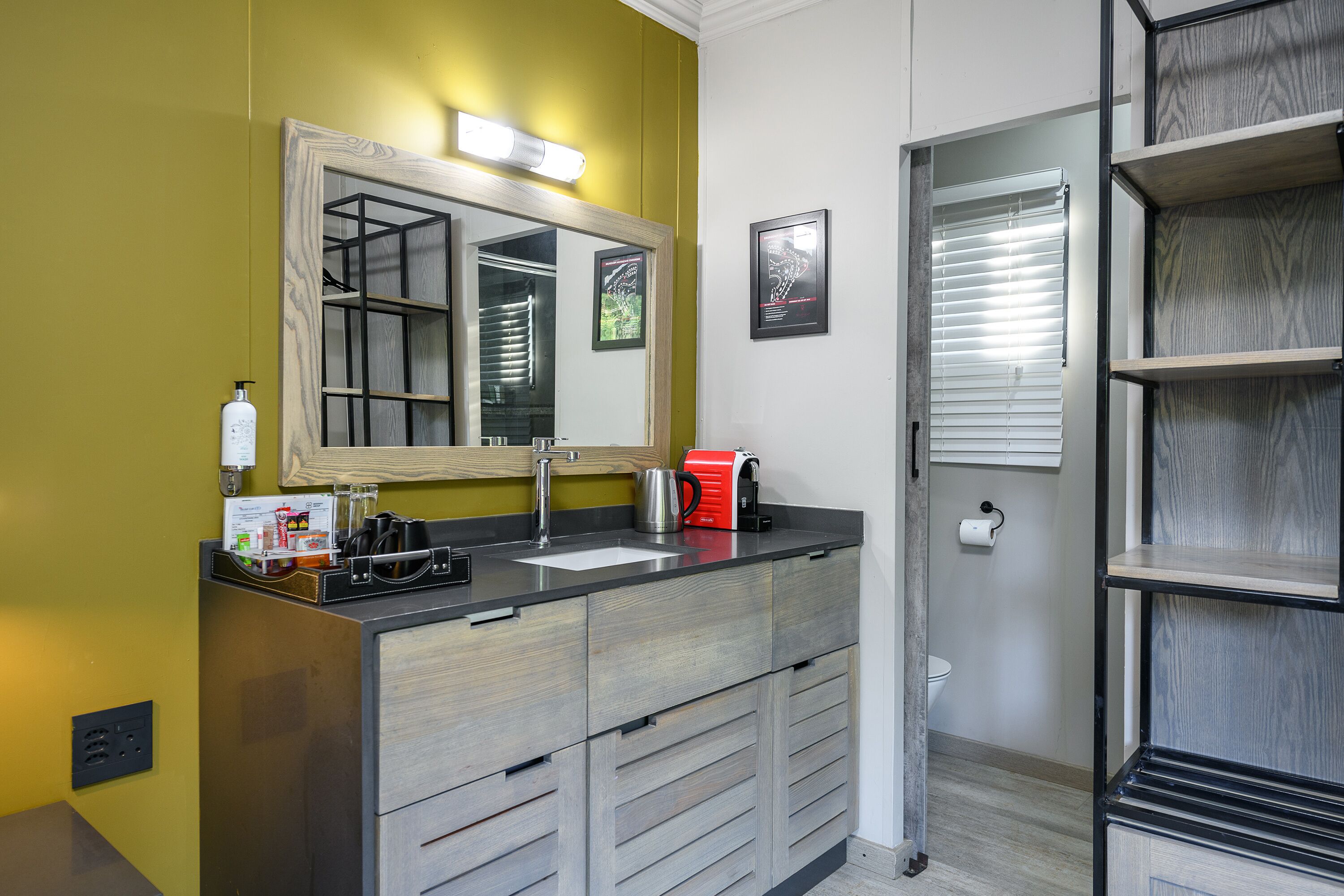 riverview cabin with splash pool | 2 bedrooms, blackout curtains, bed sheets