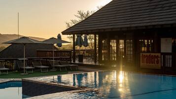 Utendørsbasseng og solsenger