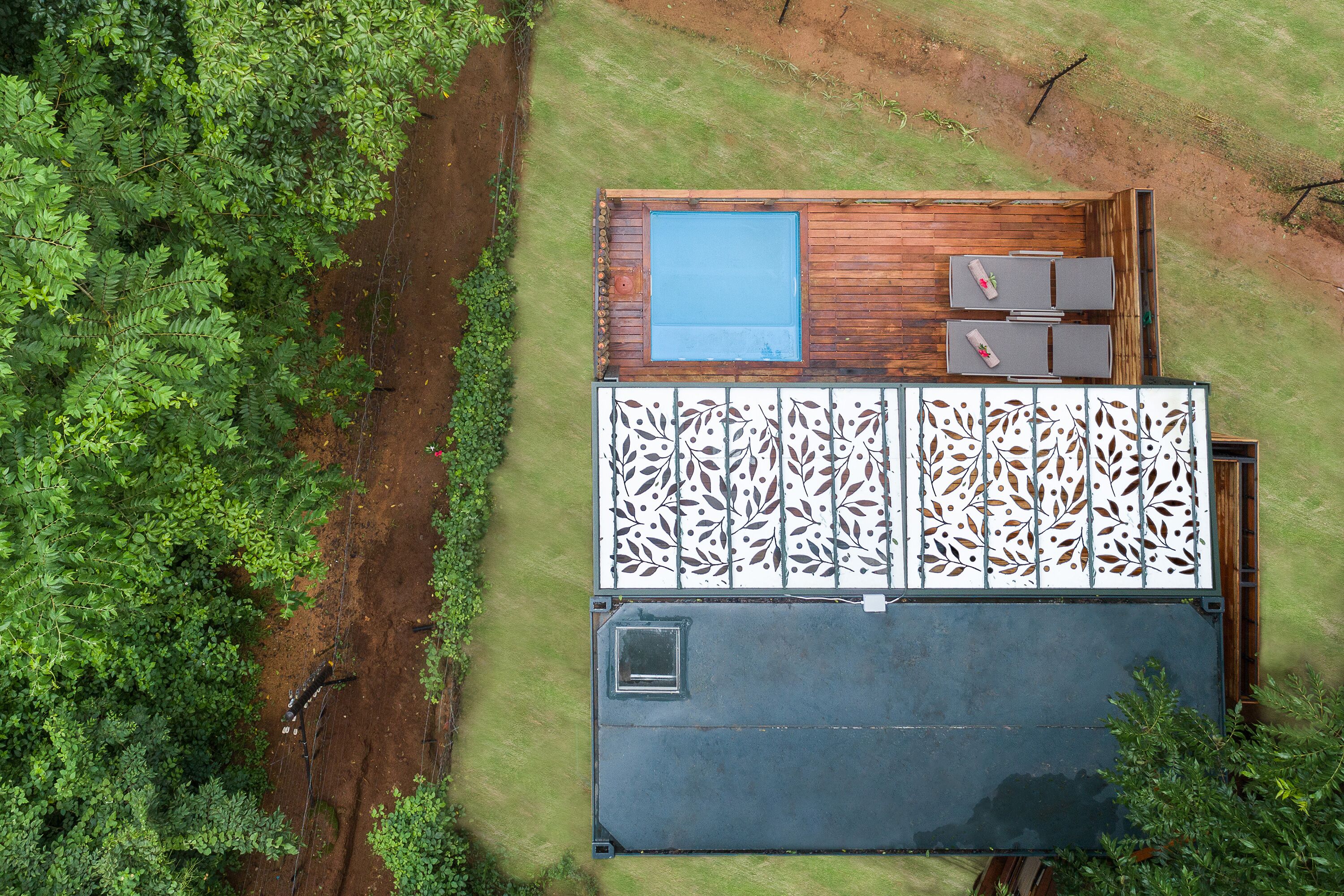 Riverview Cabin with Splash Pool | Blackout curtains, bed sheets