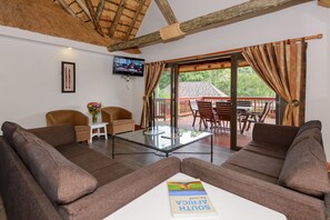 Three Bedroom Log Cabin | 客廳 | 電視