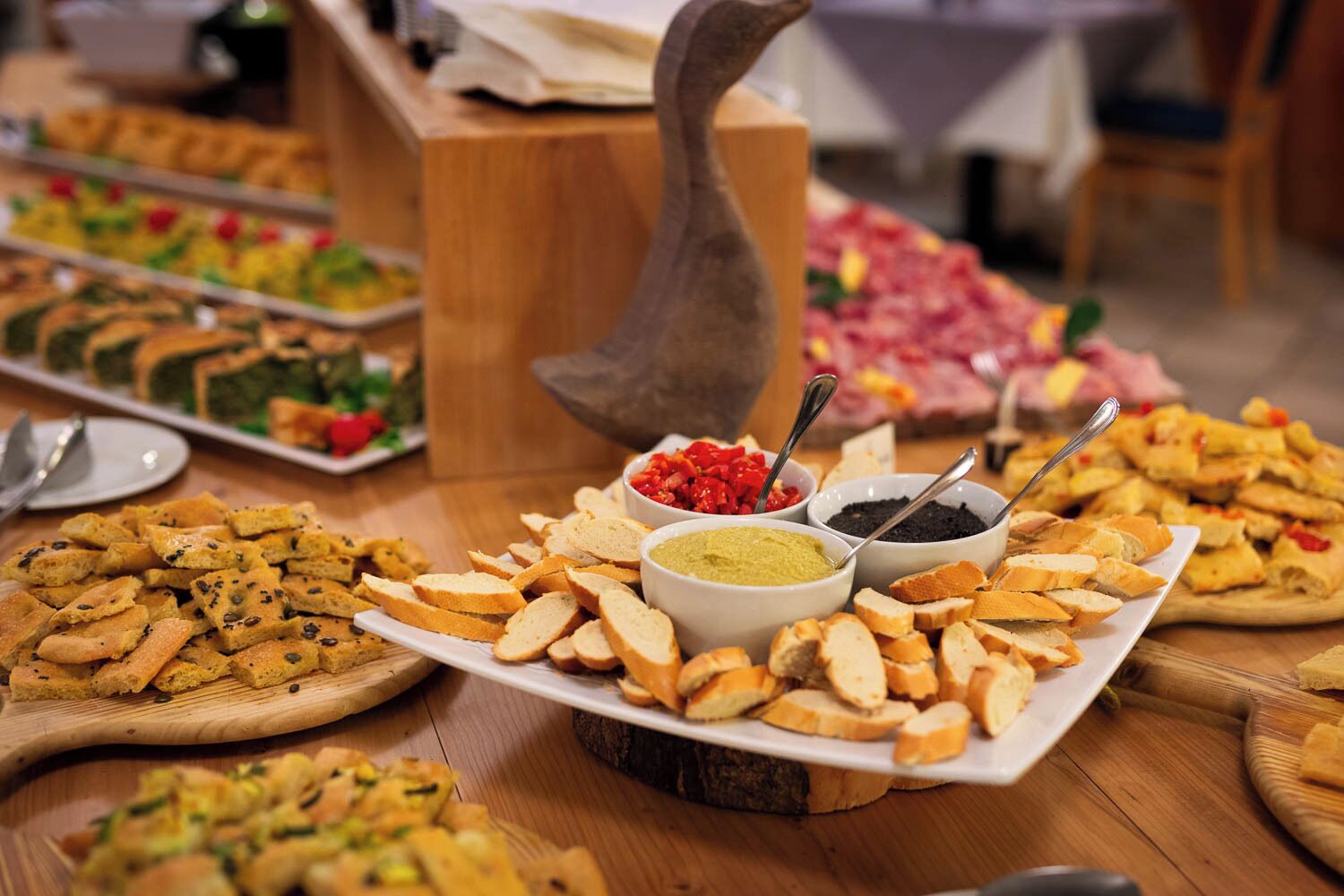 Una mesa de buffet con distintos platos y salsas.