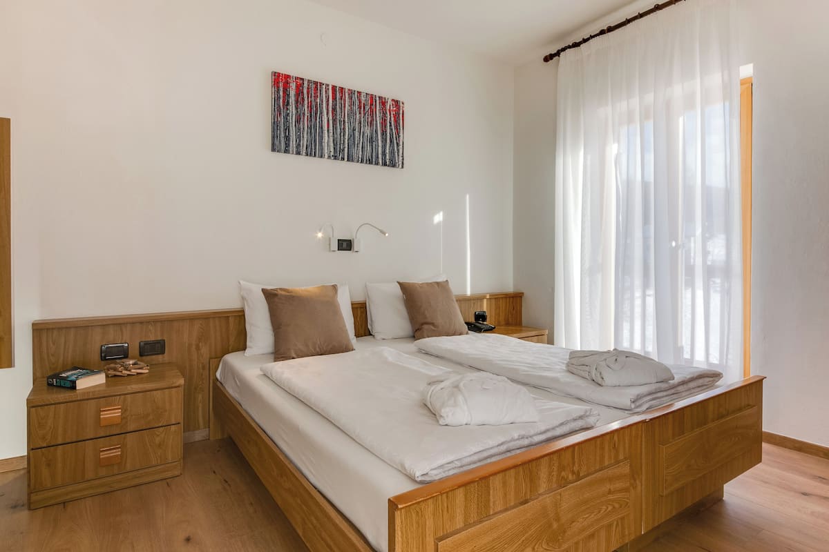 Camera Classic | In-room safe, desk, bed sheets