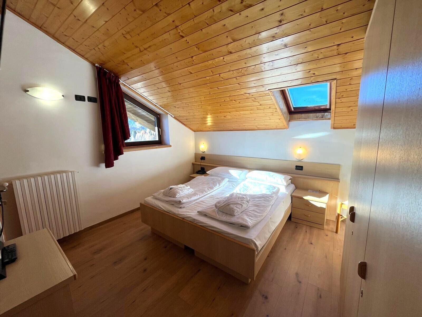 舒適四人房 | 房內夾萬、書桌