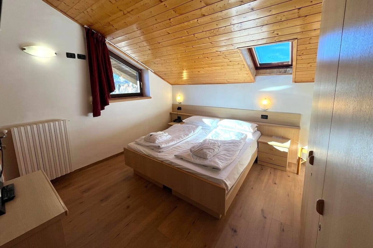 Family Room Plus | In-room safe, desk