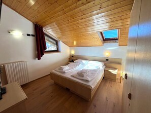 Caja de seguridad en la habitación, escritorio y ropa de cama 