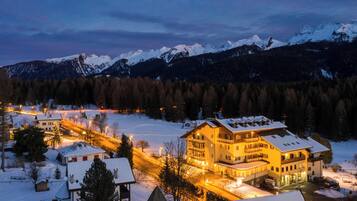 Fachada da propriedade à noite