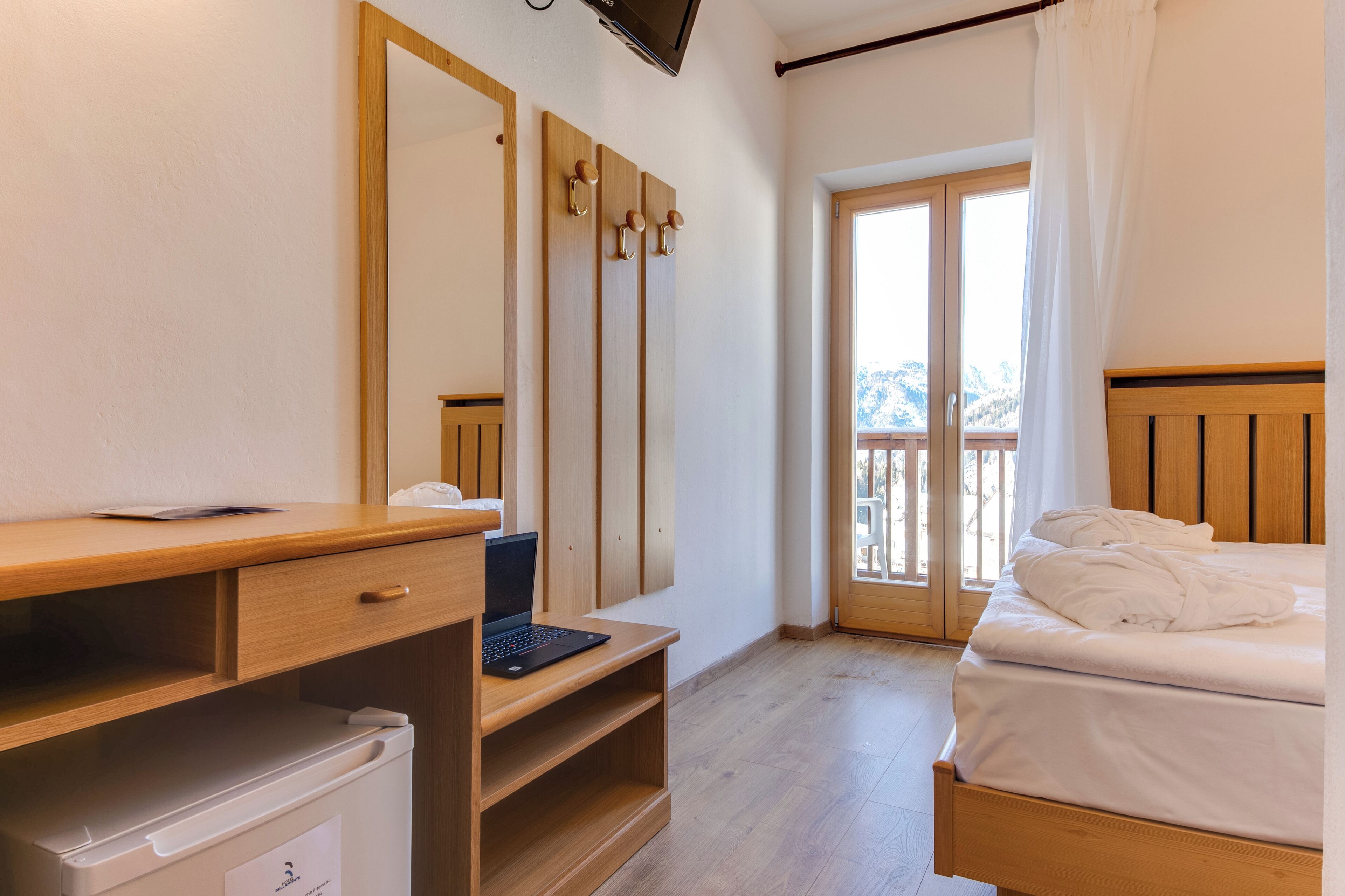 economy double room | in-room safe, desk