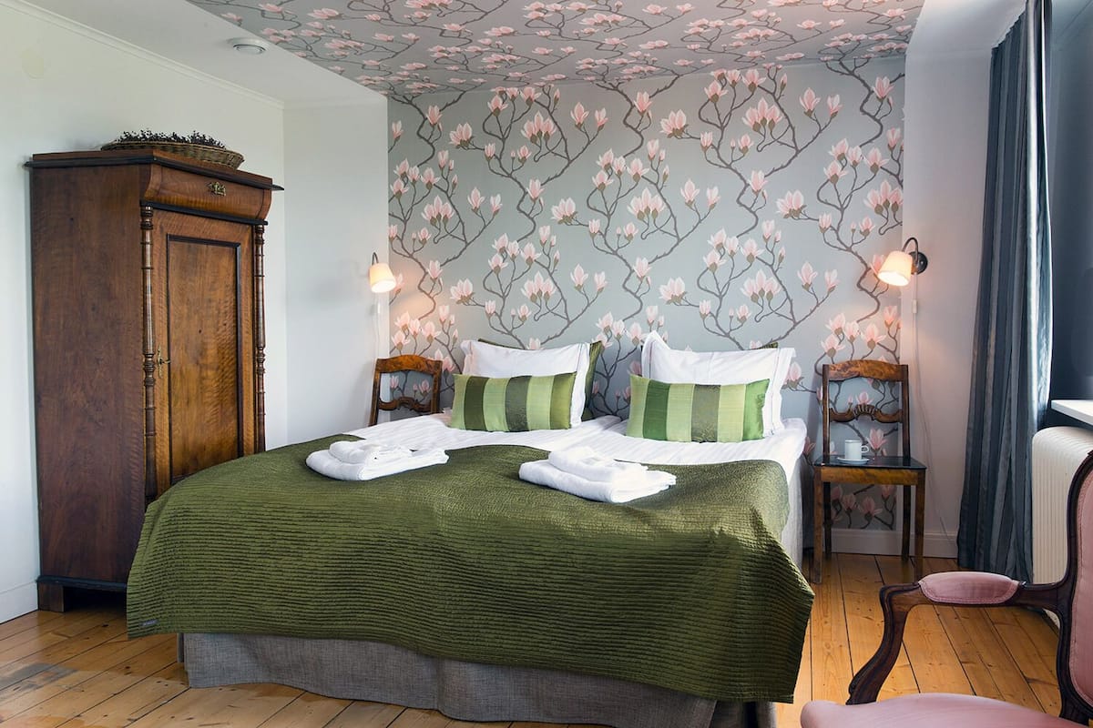 Chambre Double Supérieure | Décoration personnalisée, bureau, fer et planche à repasser