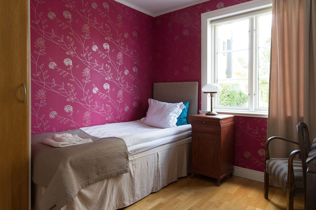 Chambre Simple Standard | Décoration personnalisée, bureau, fer et planche à repasser