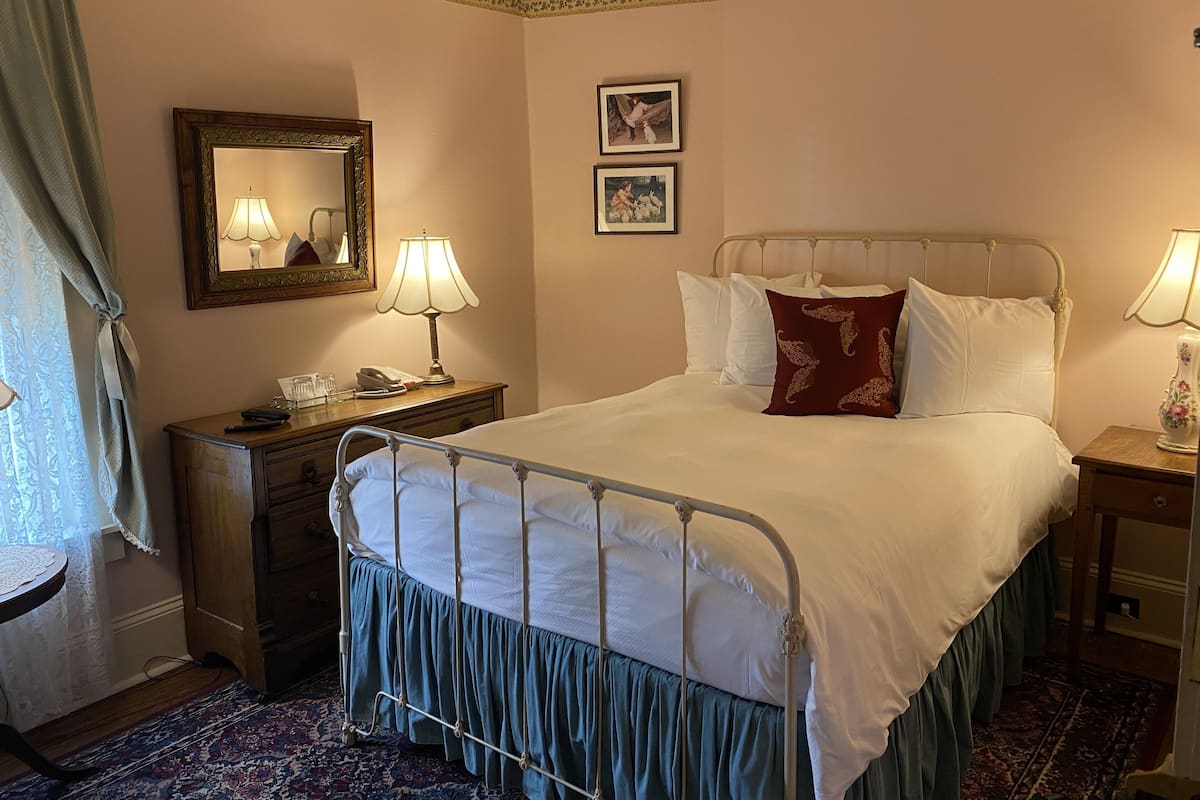 Standard Room (Shower Charlotte) | 1 Schlafzimmer, italienische Bettbezüge von Frette