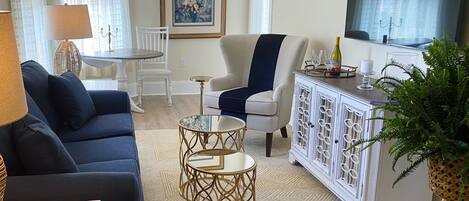 套房 | 起居区 | 26-英寸电视(配备有线频道)