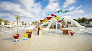 A water park with slides, palm trees, and sun loungers. - Insotel Tarida Beach Resort & SPA - All inclusive (Sant Josep de sa Talaia)