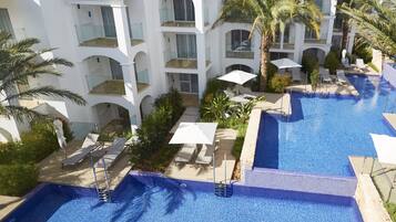 Minibar, in-room safe, desk, laptop workspace