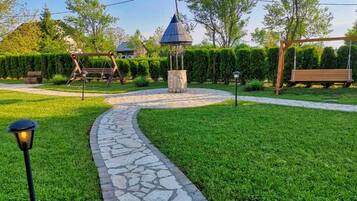 Deluxe Room, 1 King Bed, Nature View | Vista al jardín