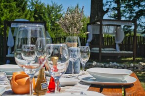 Serviço de café da manhã, almoço, jantar; vistas para o jardim