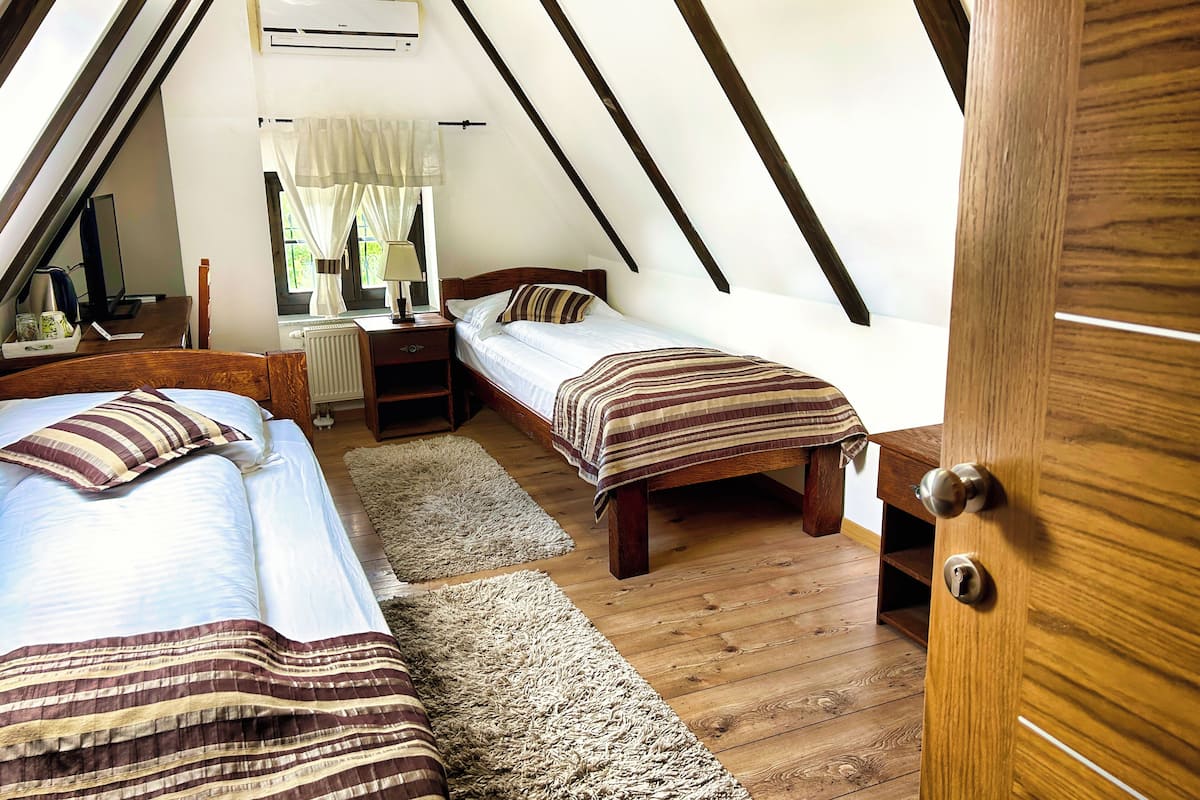 Twin kamer, uitzicht op tuin | 1 slaapkamer, een minibar, een kluis op de kamer, een bureau