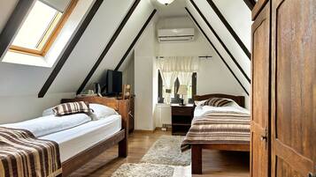 Twin Room, Garden View | Minibar, in-room safe, desk, soundproofing