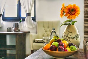 ミニバー、セーフティボックス (室内)、デスク、防音設備