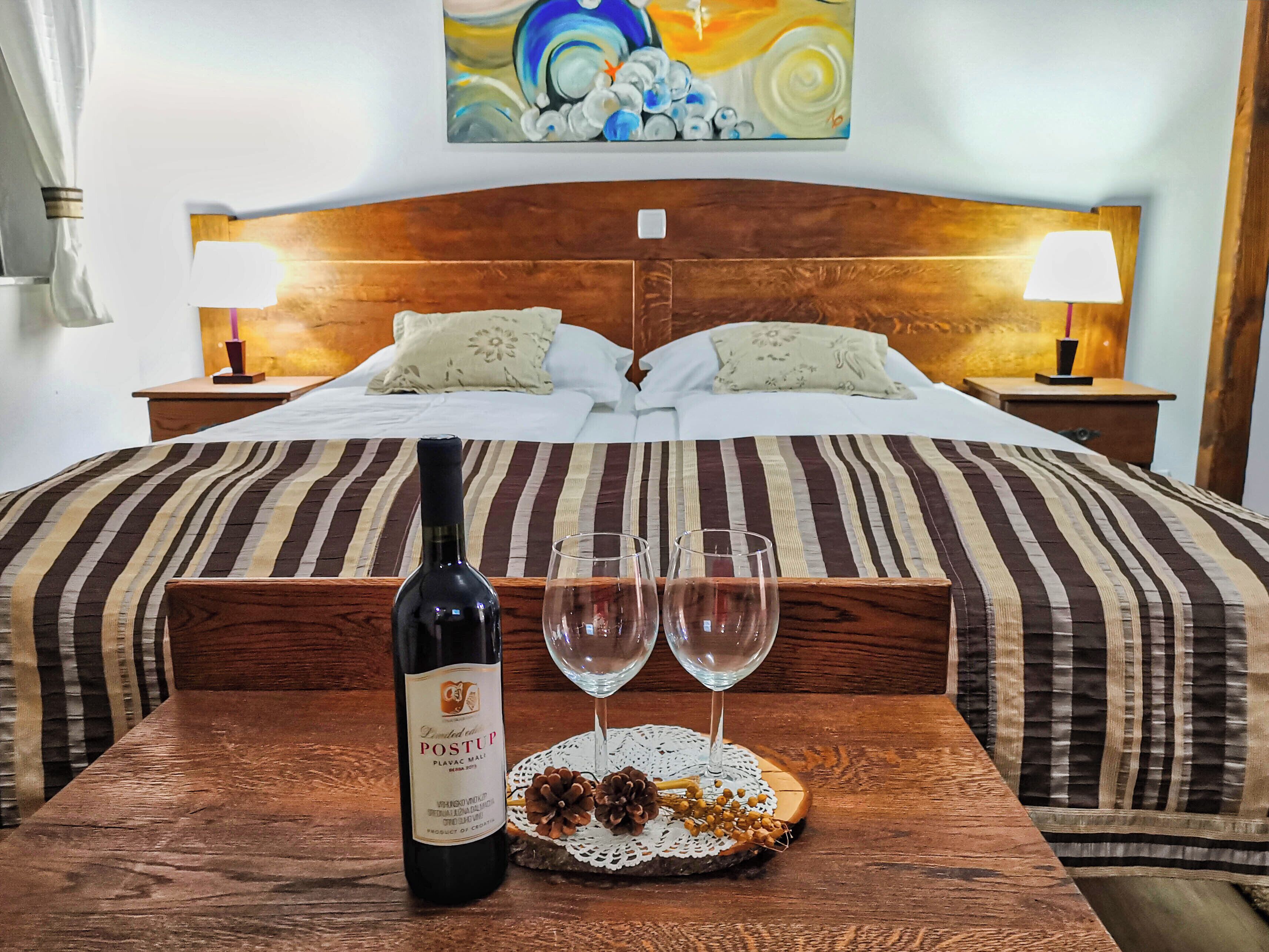 Minibar, caja de seguridad en la habitación y escritorio 