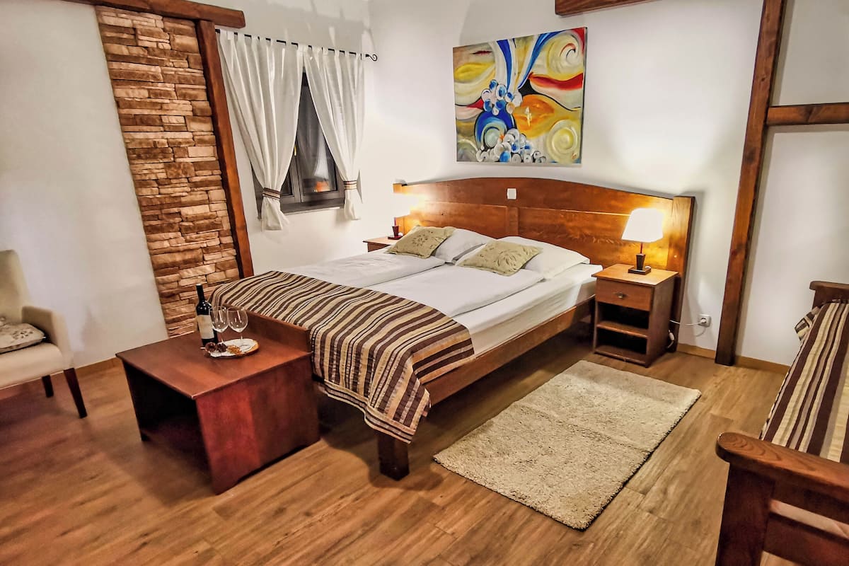Superior kamer, 1 slaapkamer, uitzicht op tuin | 1 slaapkamer, een minibar, een kluis op de kamer, een bureau