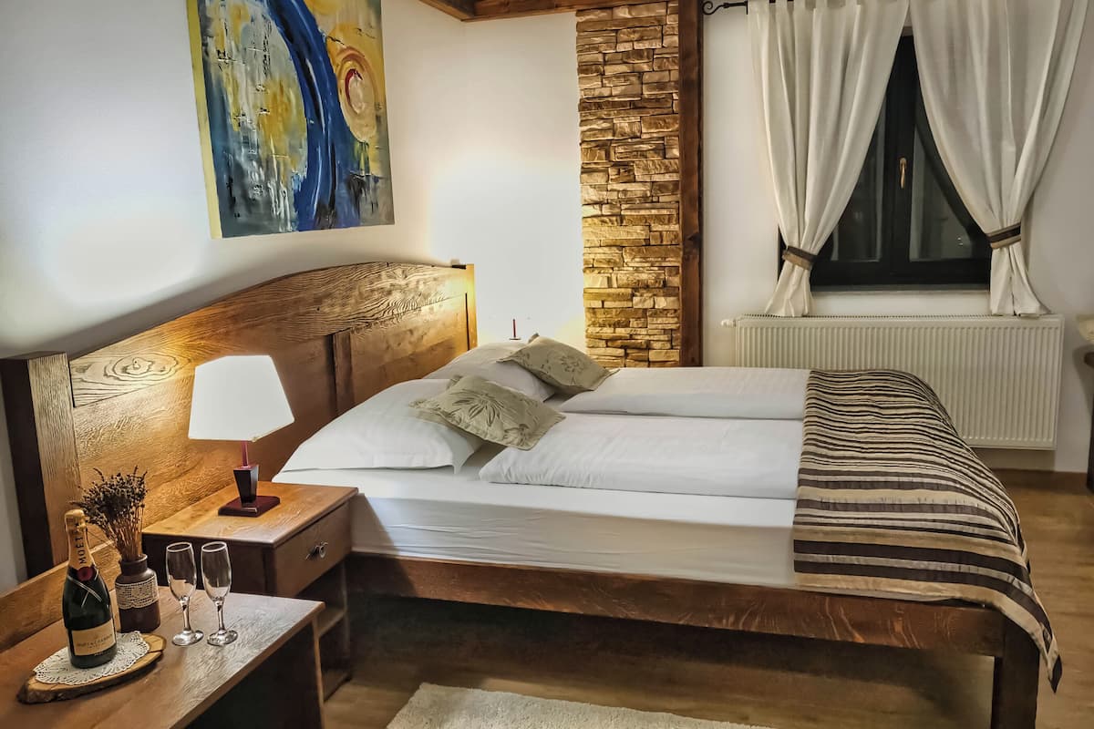 Familiekamer, 1 kingsize bed met slaapbank, uitzicht op tuin | 1 slaapkamer, een minibar, een kluis op de kamer, een bureau