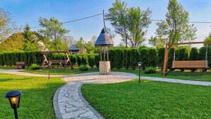 Deluxe Room, 1 King Bed, Nature View | Hage