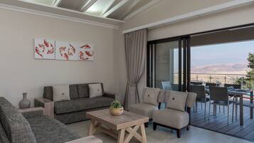 Three Bedroom Luxury Chalet with Splash pool | Oppholdsområde | Flatskjerm-TV