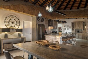 Five Bedroom Manor with Splash Pool | Cozinha privada | Chaleira elétrica