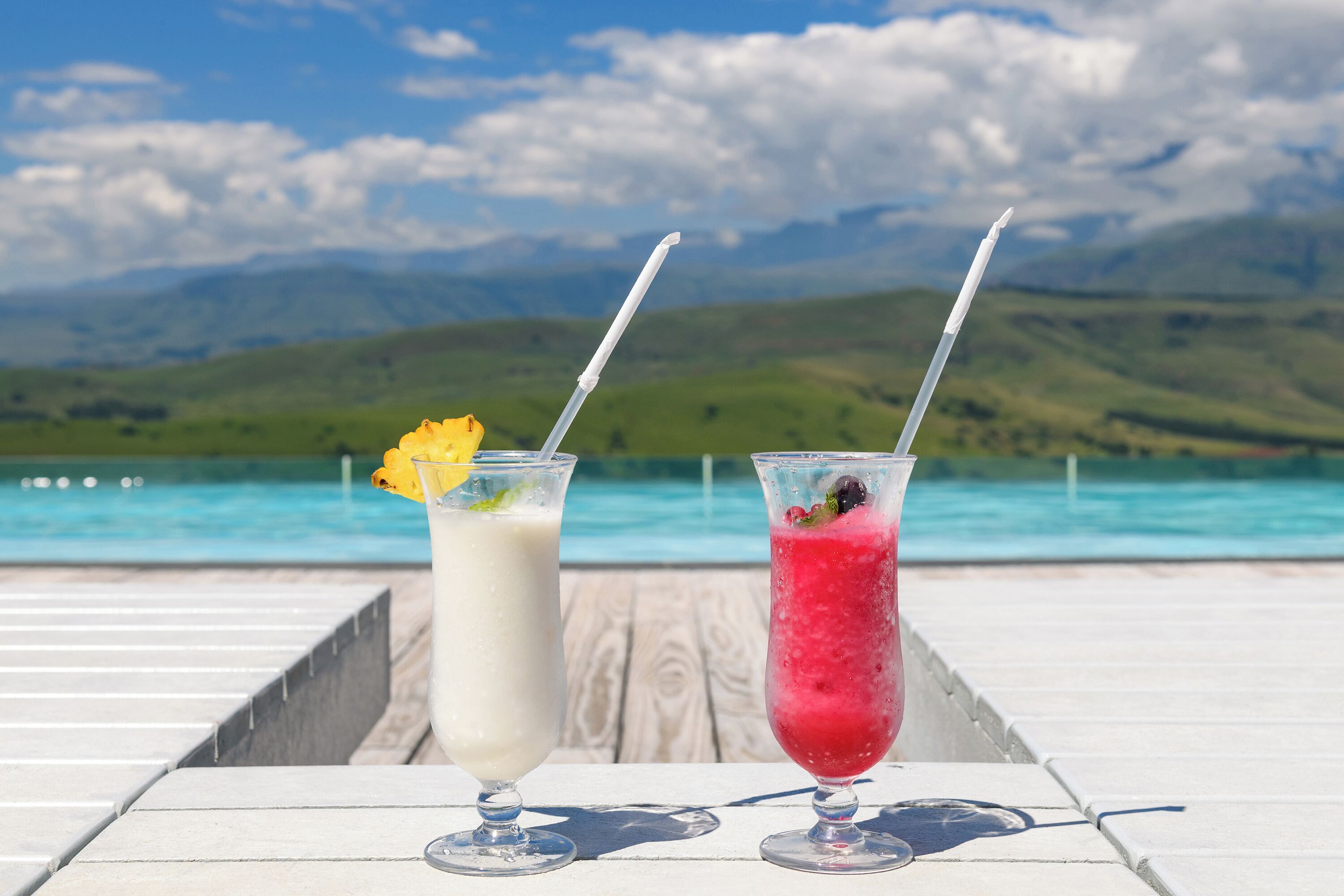 Utendørsbasseng, bassengparasoller og solsenger