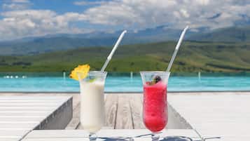 Utendørsbasseng, bassengparasoller og solsenger