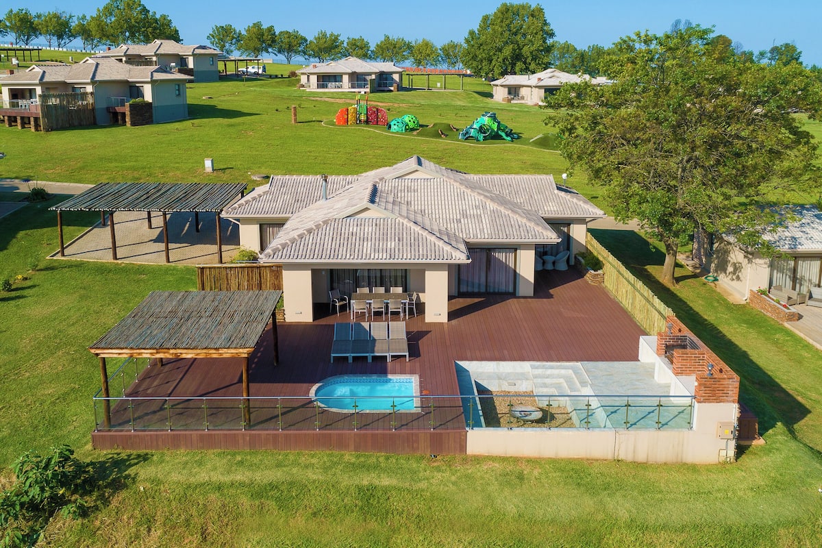 Three Bedroom Luxury Chalet with Splash pool | Terrasse/Patio